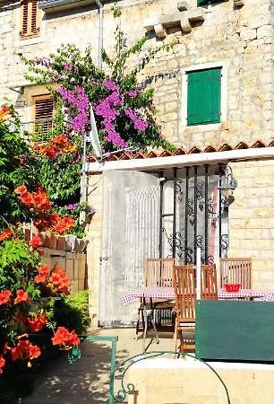Apartment Alena With Terrace And Garden Center Jelsa Jelsa  Bagian luar foto