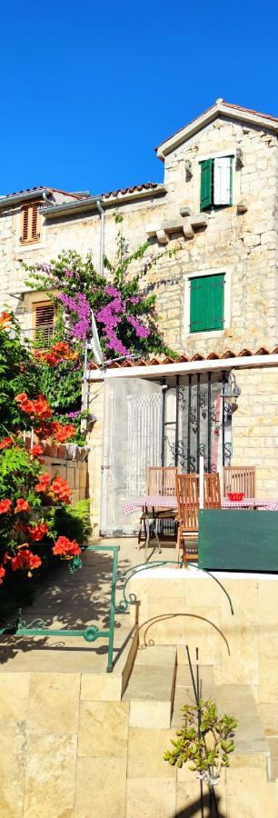 Apartment Alena With Terrace And Garden Center Jelsa Jelsa  Bagian luar foto