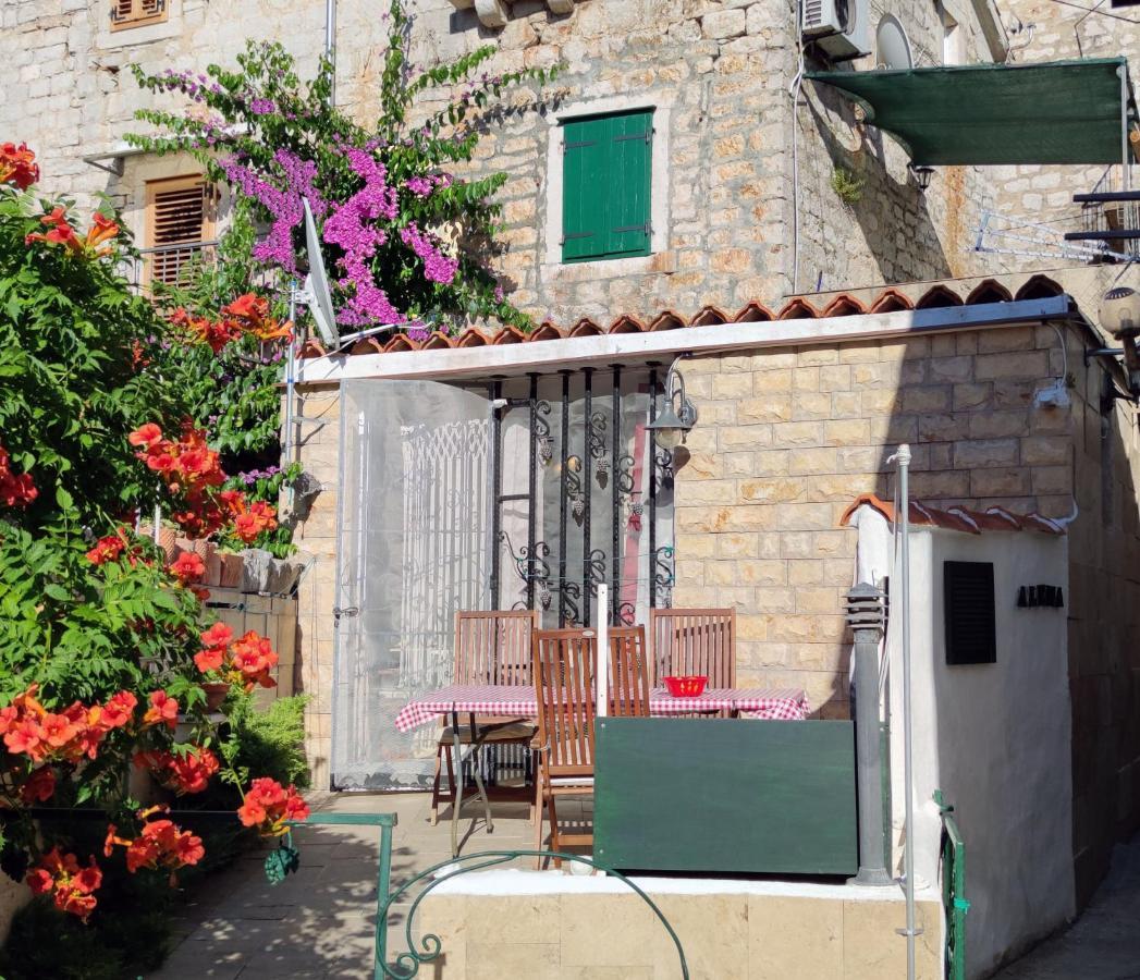 Apartment Alena With Terrace And Garden Center Jelsa Jelsa  Bagian luar foto