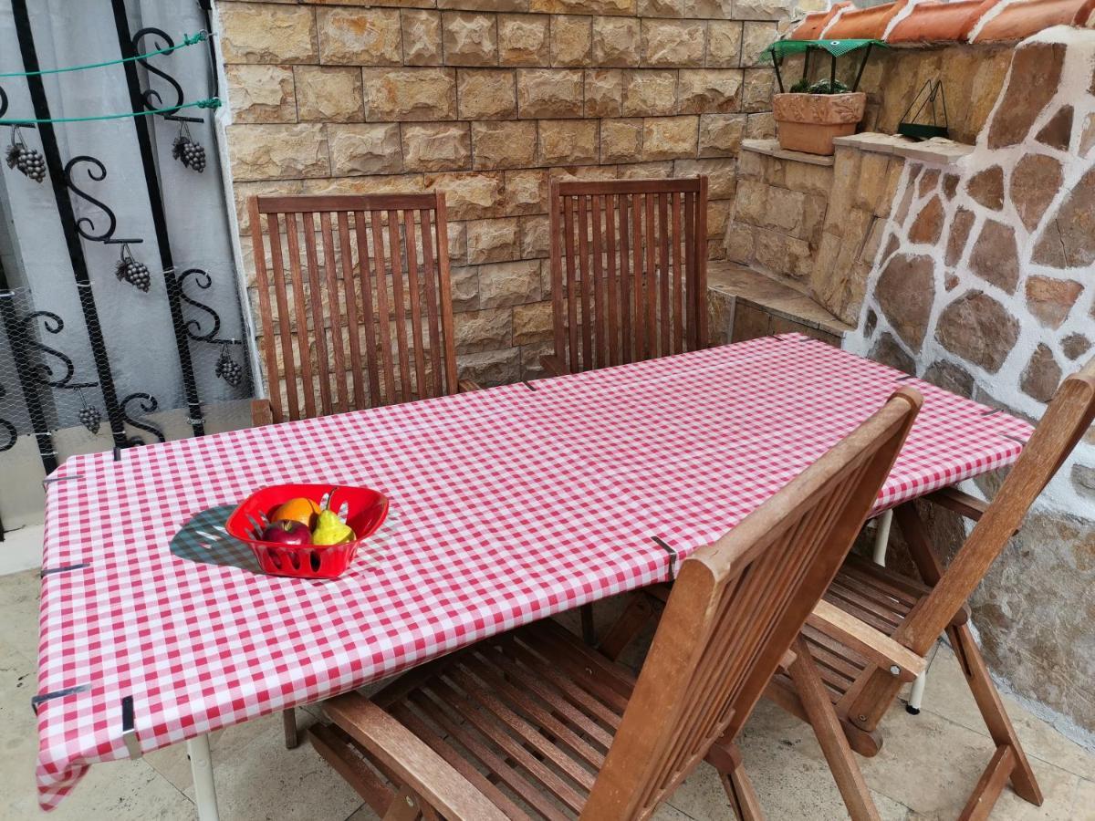 Apartment Alena With Terrace And Garden Center Jelsa Jelsa  Bagian luar foto